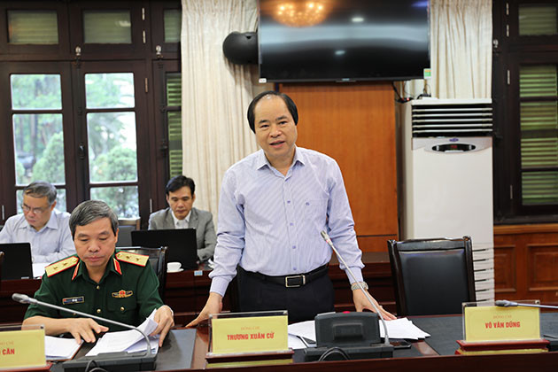 Đồng chí Trương Xuân Cừ, Phó Bí thư Đảng ủy Khối Các cơ quan Trung ương góp ý vào dự thảo. Đồng chí Trương Xuân Cừ, Phó Bí thư Đảng ủy Khối Các cơ quan Trung ương góp ý vào dự thảo.