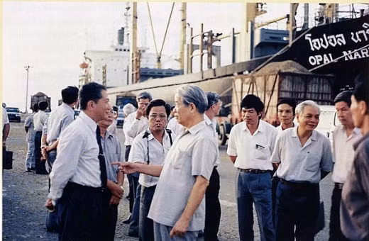 Đồng chí Đỗ Mười thăm cảng Vietsovpetro. ảnh tư liệu pvn.