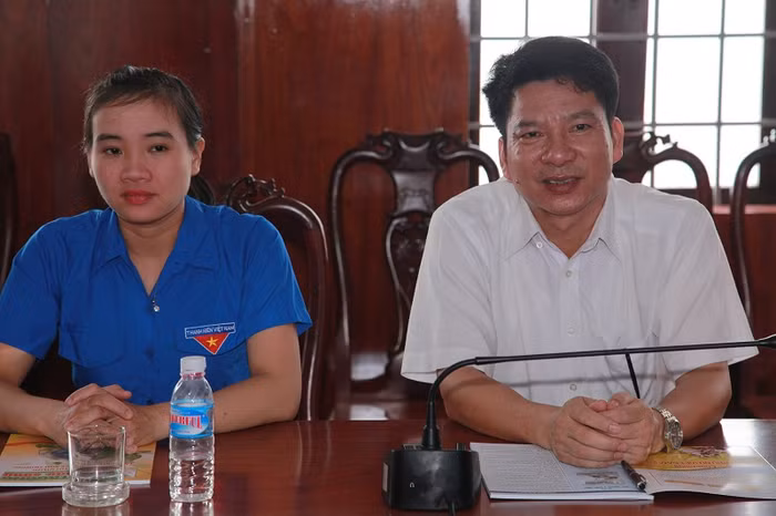 Thầy Nguyễn Xuân Dũng – Phó hiệu trưởng trường Cao đẳng Sư phạm Bà Rịa – Vũng Tàu phát biểu tại buổi lễ Thầy Nguyễn Xuân Dũng – Phó hiệu trưởng trường Cao đẳng Sư phạm Bà Rịa – Vũng Tàu phát biểu tại buổi lễ