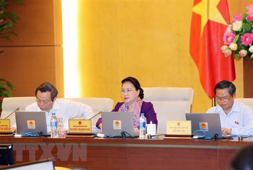 Chủ tịch Quốc hội Nguyễn Thị Kim Ngân và các Phó Chủ tịch Quốc hội Đỗ Bá Tỵ (bên phải), Phùng Quốc Hiển (bên trái) tại phiên họp của Ủy ban Thường vụ Quốc hội. Ảnh: TTXVN Chủ tịch Quốc hội Nguyễn Thị Kim Ngân và các Phó Chủ tịch Quốc hội Đỗ Bá Tỵ (bên phải), Phùng Quốc Hiển (bên trái) tại phiên họp của Ủy ban Thường vụ Quốc hội. Ảnh: TTXVN