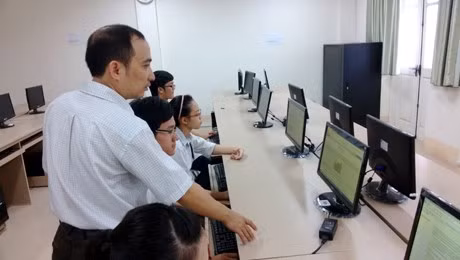 Giáo viên dạy Tin học có lợi trong thi thăng hạng. Ảnh minh họa: Giaoducthoidai.vn