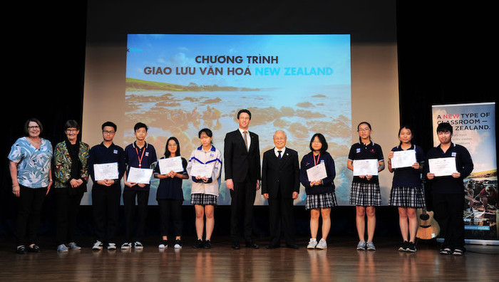 Trong khuôn khổ sự kiện đã diễn ra lễ trao giải cuộc thi Speaking & Writing Contest tìm hiểu New Zealand dành cho học sinh Nguyễn Siêu. Trong khuôn khổ sự kiện đã diễn ra lễ trao giải cuộc thi Speaking & Writing Contest tìm hiểu New Zealand dành cho học sinh Nguyễn Siêu.