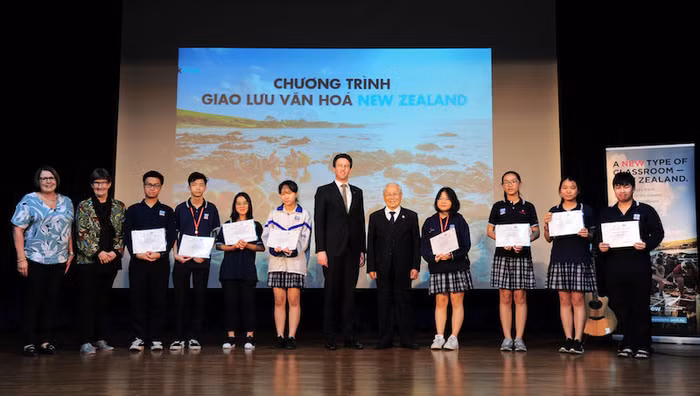 Trong khuôn khổ sự kiện đã diễn ra lễ trao giải cuộc thi Speaking &amp; Writing Contest tìm hiểu New Zealand dành cho học sinh Nguyễn Siêu.