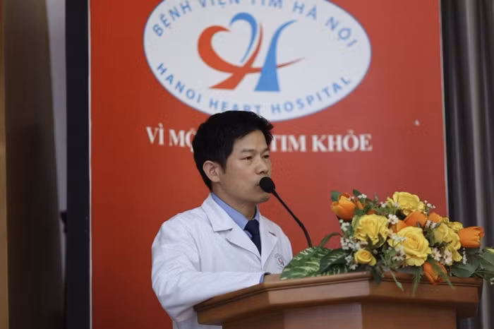 Tiến sĩ Nguyễn Sinh Hiền – Phó Giám đốc bệnh viện tim Hà Nội phát biểu tại chương trình