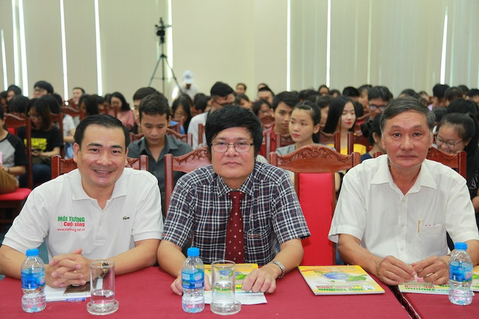 Ông Phan Văn Việt – Trưởng cơ quan Đại diện Bộ Tài nguyên và Môi trường tại phía Nam, Giáo sư, Tiến sĩ Phan Đình Tuấn – Hiệu trưởng Trường Đại học Tài nguyên và Môi trường Thành phố Hồ Chí Minh, ông Nguyễn Văn Toàn – Tổng biên tập Tạp chí Môi trường và Cuộc sống – Trưởng ban Tổ chức Cuộc thi (Theo thứ tự từ phải sang) Ông Phan Văn Việt – Trưởng cơ quan Đại diện Bộ Tài nguyên và Môi trường tại phía Nam, Giáo sư, Tiến sĩ Phan Đình Tuấn – Hiệu trưởng Trường Đại học Tài nguyên và Môi trường Thành phố Hồ Chí Minh, ông Nguyễn Văn Toàn – Tổng biên tập Tạp chí Môi trường và Cuộc sống – Trưởng ban Tổ chức Cuộc thi (Theo thứ tự từ phải sang)