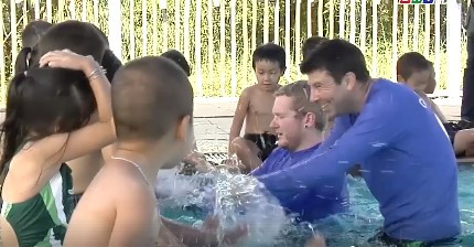 Kyran Trower (bên trái) và Ben Asmussen trong kỳ dạy bơi 2018 tại Phước Thuận, Xuyên Mộc, Bà Rịa - Vũng Tàu. Ảnh do tác giả cung cấp Kyran Trower (bên trái) và Ben Asmussen trong kỳ dạy bơi 2018 tại Phước Thuận, Xuyên Mộc, Bà Rịa - Vũng Tàu. Ảnh do tác giả cung cấp