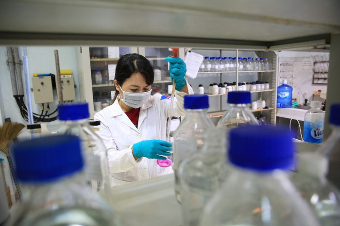 Nhân viên phân tích mẫu trong phòng Thí nghiệm. Nhân viên phân tích mẫu trong phòng Thí nghiệm.