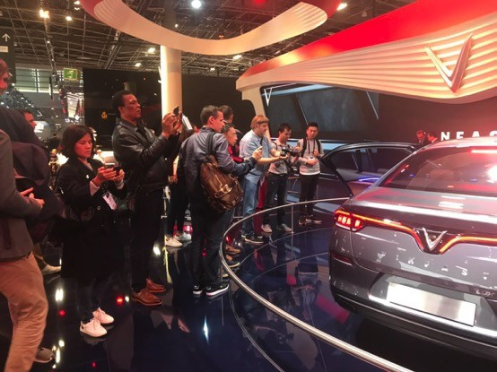 Gian hàng của VinFast tiếp tục thu hút khách quốc tế không kém 2 ngày đầu tiên dành cho báo giới. Đa số khách tham quan đều bất ngờ khi biết 2 mẫu xe VinFast đã ra đời chỉ sau 365 ngày. Gian hàng của VinFast tiếp tục thu hút khách quốc tế không kém 2 ngày đầu tiên dành cho báo giới. Đa số khách tham quan đều bất ngờ khi biết 2 mẫu xe VinFast đã ra đời chỉ sau 365 ngày.