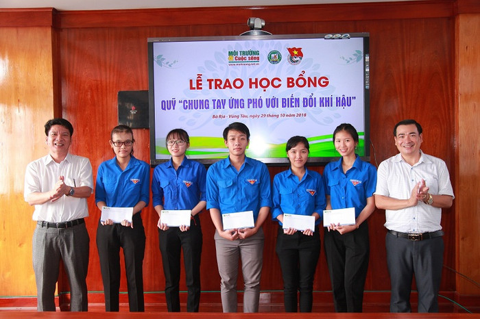 Ông Nguyễn Văn Toàn – Tổng biên tập Tạp chí Môi trường và Cuộc sống và thầy Nguyễn Xuân Dũng – Phó hiệu trưởng Trường Cao đẳng Sư phạm Bà Rịa – Vũng Tàu trao học bổng cho 5 sinh viên có hoàn cảnh khó khăn