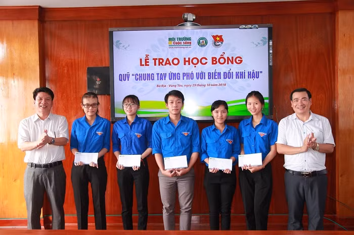 Ông Nguyễn Văn Toàn – Tổng biên tập Tạp chí Môi trường và Cuộc sống và thầy Nguyễn Xuân Dũng – Phó hiệu trưởng Trường Cao đẳng Sư phạm Bà Rịa – Vũng Tàu trao học bổng cho 5 sinh viên có hoàn cảnh khó khăn Ông Nguyễn Văn Toàn – Tổng biên tập Tạp chí Môi trường và Cuộc sống và thầy Nguyễn Xuân Dũng – Phó hiệu trưởng Trường Cao đẳng Sư phạm Bà Rịa – Vũng Tàu trao học bổng cho 5 sinh viên có hoàn cảnh khó khăn