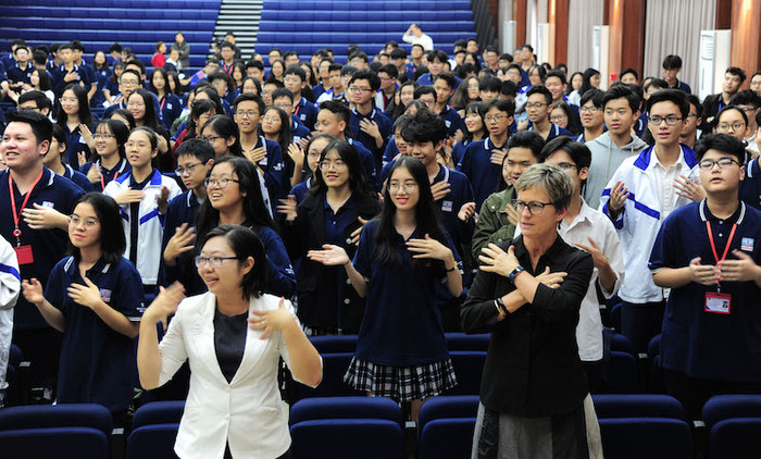 Các bạn học sinh rất hào hứng với các hoạt động tìm hiểu văn hoá New Zealand. Các bạn học sinh rất hào hứng với các hoạt động tìm hiểu văn hoá New Zealand.