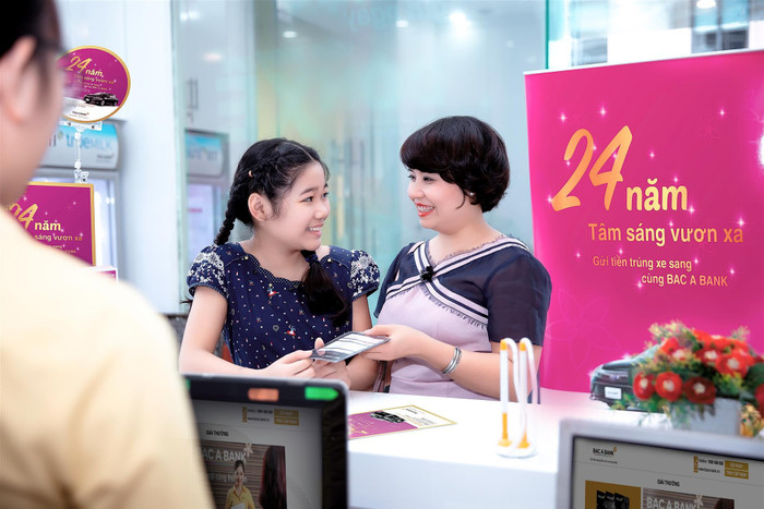 Cùng con mở, quản lý và theo dõi tài khoản tiết kiệm dù với số tiền rất nhỏ nhưng gắn liền với lợi ích “sát sườn” thì trẻ sẽ ghi nhớ kiến thức lâu hơn, lại thực hành ngay kỹ năng tiết kiệm. Cùng con mở, quản lý và theo dõi tài khoản tiết kiệm dù với số tiền rất nhỏ nhưng gắn liền với lợi ích “sát sườn” thì trẻ sẽ ghi nhớ kiến thức lâu hơn, lại thực hành ngay kỹ năng tiết kiệm.