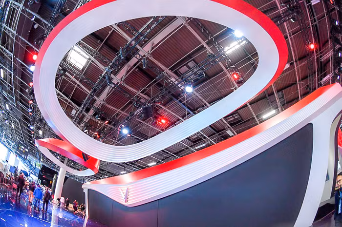 Trần sân khấu được trang trí bằng 2 dải nhựa, uốn hình 2 cánh sen. Theo nhà thầu Uniplan, đơn vị dựng booth cho VinFast, điều này nhằm toát lên bản sắc Việt của sân khấu hiện đại bậc nhất này.