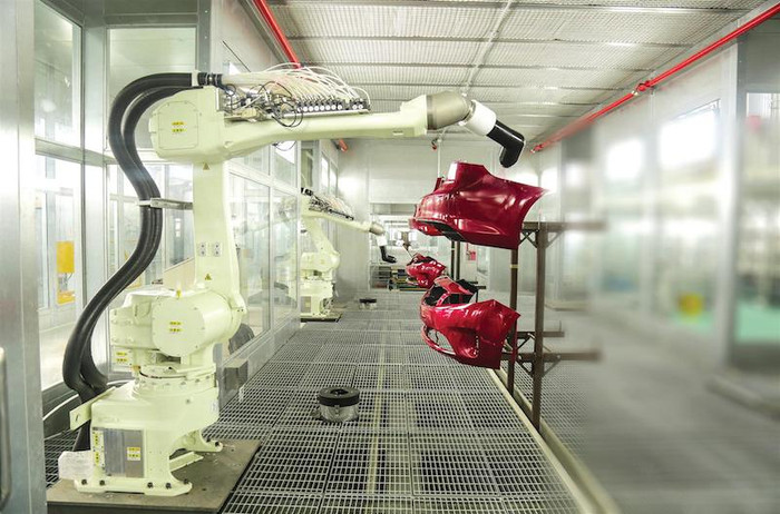 Robot sơn linh kiện nhựa - sản phẩm xuất khẩu của Thaco Robot sơn linh kiện nhựa - sản phẩm xuất khẩu của Thaco