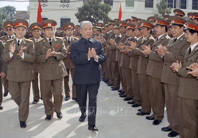 Tổng Bí thư Đỗ Mười thăm Học viện Quốc phòng, ngày 21/12/1997. Ảnh: Xuân Lâm/TTXVN Tổng Bí thư Đỗ Mười thăm Học viện Quốc phòng, ngày 21/12/1997. Ảnh: Xuân Lâm/TTXVN