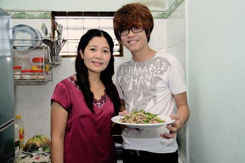 Bùi Anh Tuấn và mẹ.