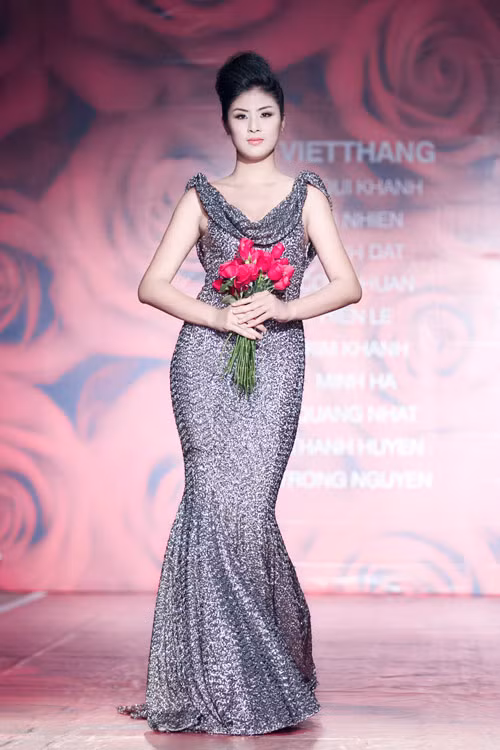 Nổi bật và ấn tượng nhất trên sàn catwalk thời trang tối qua có lẽ là Hoa hậu Ngọc Hân. Cô được xem là điểm sáng bất ngờ trong chương trình này.