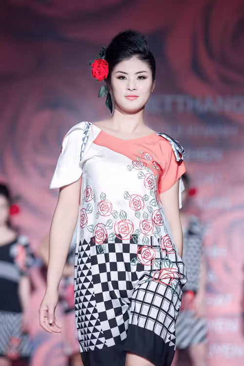 oa hậu Việt Nam 2010 đang xinh đẹp hơn thấy rõ, đó là nhận xét của đông đảo khán giả hâm mộ lẫn quan khách có mặt tại show diễn này