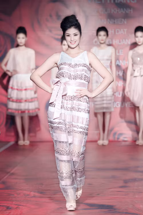 Trong mọi góc máy, nhan sắc đang ở độ chín của cô đều được phô diễn