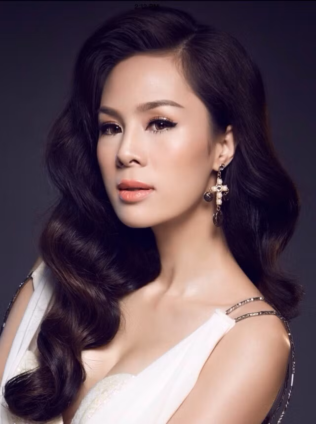 Á hậu Tố Uyên sẽ vào vai diễn Chi Mai trong “Tình hoa muống biển”. Đây cũng là bộ phim đầu tay của cựu Á Hậu.