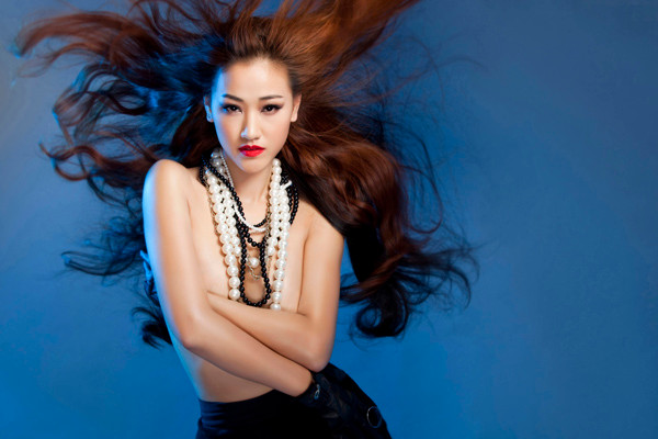 Trong bộ ảnh mới nhất, Maya khai thác tối đa vẻ quyến rũ trong từng động tác.