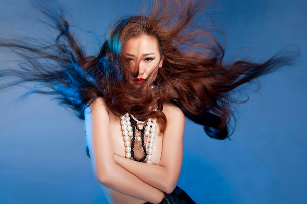 Nữ ca sĩ ý thức được vẻ đẹp của bản thân, nên thường chụp ảnh theo phong cách gợi cảm.