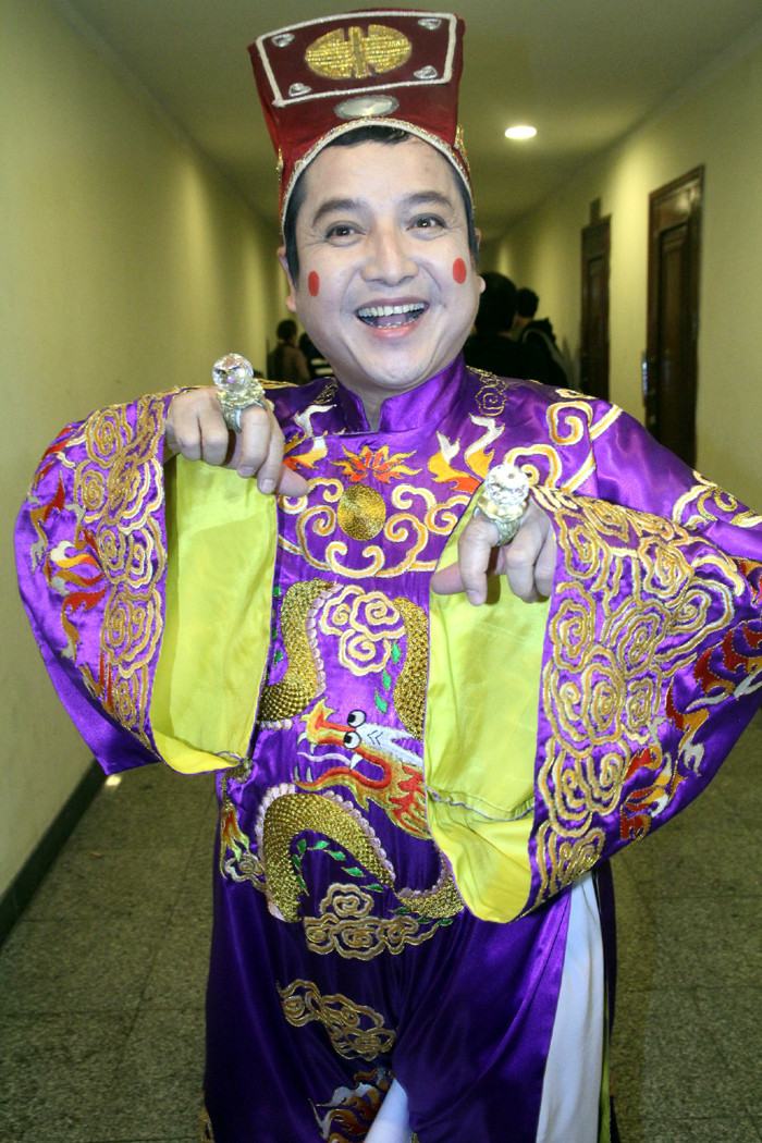 Anh có màn mô phỏng Mr Đàm tại The Voice, với lời nói: Hãy về với đội anh và giơ 2 chiếc nhẫn kim cương ra chào mời.