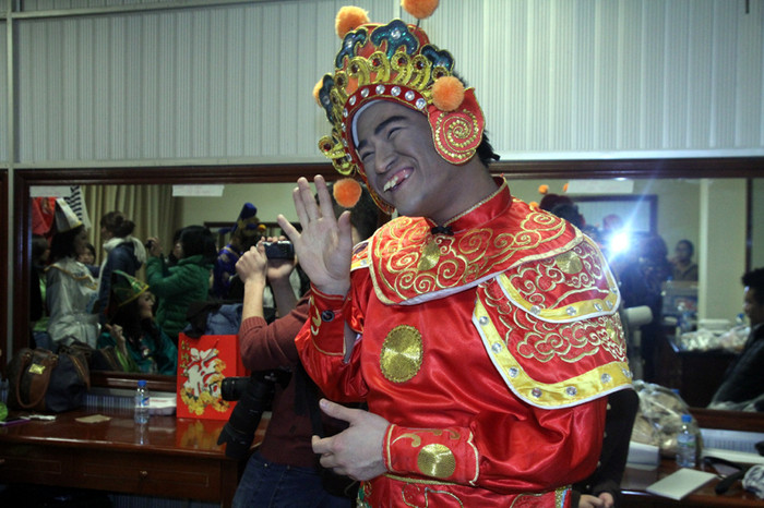 Tạo hình đen đúa của ca sỹ Minh Quân.