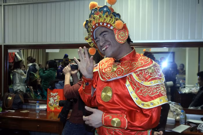 Tạo hình đen đúa của ca sỹ Minh Quân.