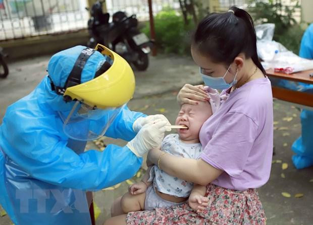 Lấy dịch họng hầu xét nghiệm COVID-19 cho một em bé. (Ảnh minh hoạ: Hoàng Hùng/TTXVN) Lấy dịch họng hầu xét nghiệm COVID-19 cho một em bé. (Ảnh minh hoạ: Hoàng Hùng/TTXVN)