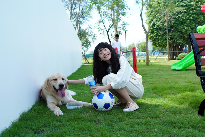 Không khí trong lành, yên tĩnh và nhiều mảng xanh tốt cho hai con của Thanh Thảo vui đùa, chạy nhảy, hòa mình vào thiên nhiên. Nguồn ảnh: Novaland