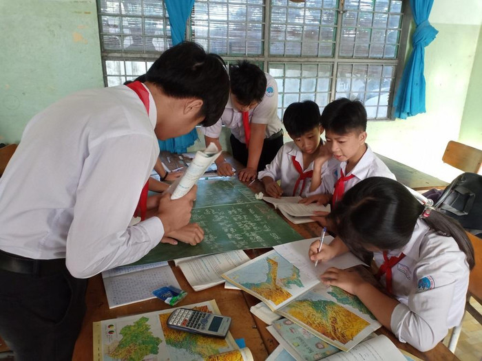 Học sinh Trường Trung học cơ sở Vĩnh Tân say sưa làm sản phẩm học tập trong giờ học Địa lý. Ảnh: Hữu Đức Học sinh Trường Trung học cơ sở Vĩnh Tân say sưa làm sản phẩm học tập trong giờ học Địa lý. Ảnh: Hữu Đức