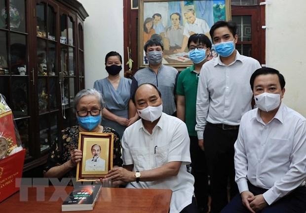 Chủ tịch nước Nguyễn Xuân Phúc đã tới thăm gia đình cố Nhà báo Hữu Thọ. (Ảnh: Thống Nhất/TTXVN) Chủ tịch nước Nguyễn Xuân Phúc đã tới thăm gia đình cố Nhà báo Hữu Thọ. (Ảnh: Thống Nhất/TTXVN)