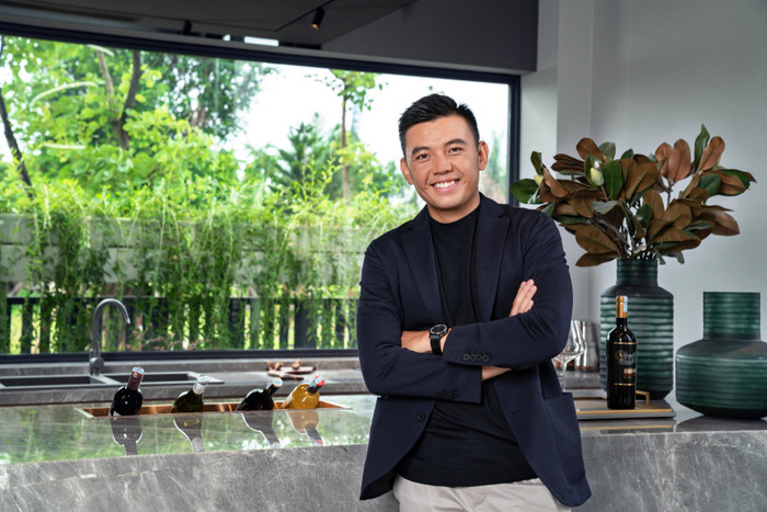 “Không gian ở đây rất tuyệt vời, sông nước, cây xanh bao quanh, còn mẫu nhà rất đẹp và sang. Đã vậy, ngay trong nội khu có đầy đủ trường học, bệnh viện, bến du thuyền, trung tâm thương mại và đặc biệt là trung tâm thể thao đa năng, rất là phù hợp cho Nam tập luyện”, Hoàng Nam chia sẻ. Nguồn: Novaland