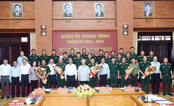 Tổng Bí thư Nguyễn Phú Trọng; Chủ tịch nước Nguyễn Xuân Phúc; Thủ tướng Phạm Minh Chính cùng các đại biểu dự phiên họp chụp ảnh chung với các đồng chí Quân ủy Trung ương, Thường vụ Quân ủy Trung ương nhiệm kỳ 2020-2025 và các đồng chí Thường vụ Quân ủy Trung ương nhiệm kỳ 2015-2020. Tổng Bí thư Nguyễn Phú Trọng; Chủ tịch nước Nguyễn Xuân Phúc; Thủ tướng Phạm Minh Chính cùng các đại biểu dự phiên họp chụp ảnh chung với các đồng chí Quân ủy Trung ương, Thường vụ Quân ủy Trung ương nhiệm kỳ 2020-2025 và các đồng chí Thường vụ Quân ủy Trung ương nhiệm kỳ 2015-2020.