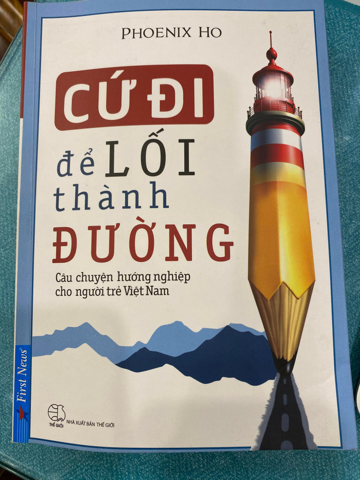 Cuốn sách "Cứ đi để lối thành đường" của tác giả Phoenix Ho. Cuốn sách "Cứ đi để lối thành đường" của tác giả Phoenix Ho.