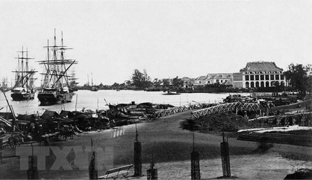 Bến Nhà Rồng (Sài Gòn) đầu thế kỷ XX. Từ nơi này, ngày 5/6/1911, người thanh niên yêu nước Nguyễn Tất Thành đã rời Tổ quốc trên con tàu Đô đốc Latouche-Tréville để thực hiện hoài bão giải phóng nước nhà khỏi ách nô lệ của thực dân, đế quốc. (Ảnh: Tư liệu TTXVN) Bến Nhà Rồng (Sài Gòn) đầu thế kỷ XX. Từ nơi này, ngày 5/6/1911, người thanh niên yêu nước Nguyễn Tất Thành đã rời Tổ quốc trên con tàu Đô đốc Latouche-Tréville để thực hiện hoài bão giải phóng nước nhà khỏi ách nô lệ của thực dân, đế quốc. (Ảnh: Tư liệu TTXVN)