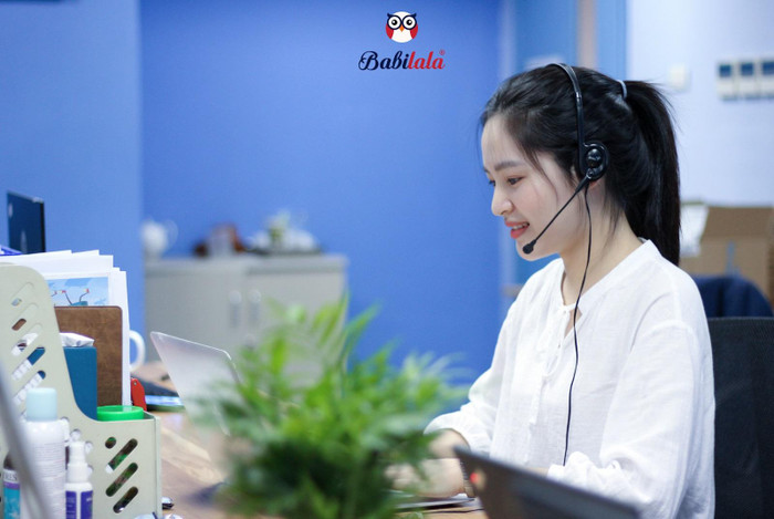 Các thầy cô ban giáo vụ Babilala theo sát và kèm cặp trẻ Các thầy cô ban giáo vụ Babilala theo sát và kèm cặp trẻ