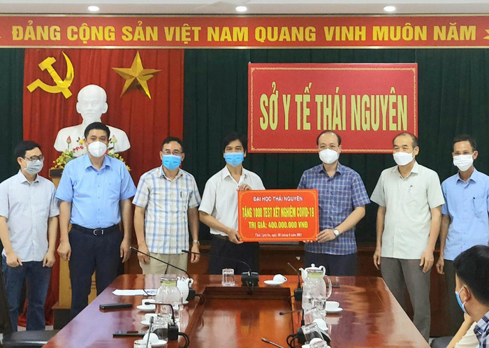 Chiều 2/6, Đại học Thái Nguyên đã tổ chức tặng 1.000 test xét nghiệm COVID-19 cho tỉnh Thái Nguyên phục vụ công tác phòng, chống dịch COVID-19. Chiều 2/6, Đại học Thái Nguyên đã tổ chức tặng 1.000 test xét nghiệm COVID-19 cho tỉnh Thái Nguyên phục vụ công tác phòng, chống dịch COVID-19.