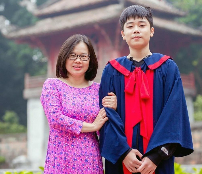 Tùng Bách và cô giáo chủ nhiệm. (Ảnh: Nhân vật cung cấp) Tùng Bách và cô giáo chủ nhiệm. (Ảnh: Nhân vật cung cấp)