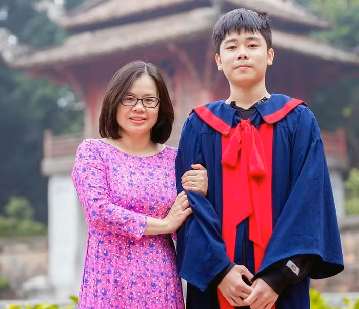 Tùng Bách và cô giáo chủ nhiệm. (Ảnh: Nhân vật cung cấp)