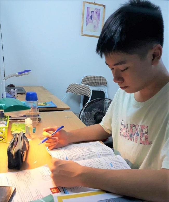 Bí quyết của Bách là không đi học thêm nhiều để dành thời gian tự học. (Ảnh: Nhân vật cung cấp) Bí quyết của Bách là không đi học thêm nhiều để dành thời gian tự học. (Ảnh: Nhân vật cung cấp)