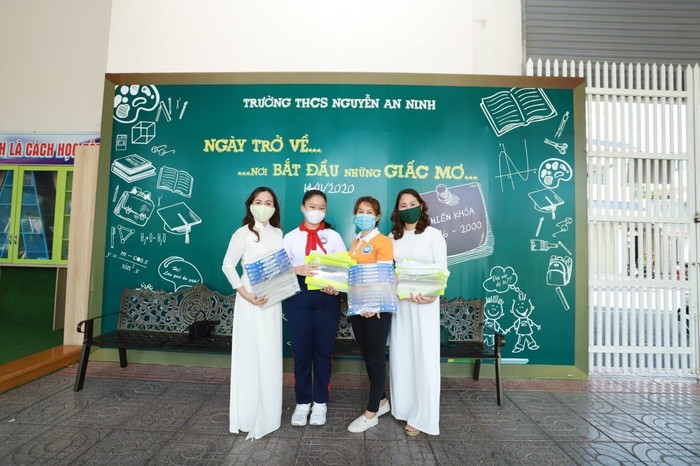 Giáo viên và học sinh trường Nguyễn An Ninh làm kính chắn giọt bắn tặng chiến dịch chống Covid-19. (Ảnh: Nhà trường cung cấp) Giáo viên và học sinh trường Nguyễn An Ninh làm kính chắn giọt bắn tặng chiến dịch chống Covid-19. (Ảnh: Nhà trường cung cấp)