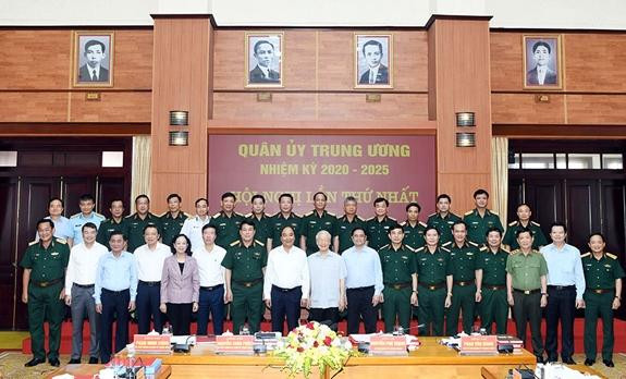 Tổng Bí thư Nguyễn Phú Trọng; Chủ tịch nước Nguyễn Xuân Phúc; Thủ tướng Phạm Minh Chính cùng các đại biểu dự phiên họp chụp ảnh chung với các đồng chí Quân ủy Trung ương, Thường vụ Quân ủy Trung ương nhiệm kỳ 2020-2025. Tổng Bí thư Nguyễn Phú Trọng; Chủ tịch nước Nguyễn Xuân Phúc; Thủ tướng Phạm Minh Chính cùng các đại biểu dự phiên họp chụp ảnh chung với các đồng chí Quân ủy Trung ương, Thường vụ Quân ủy Trung ương nhiệm kỳ 2020-2025.