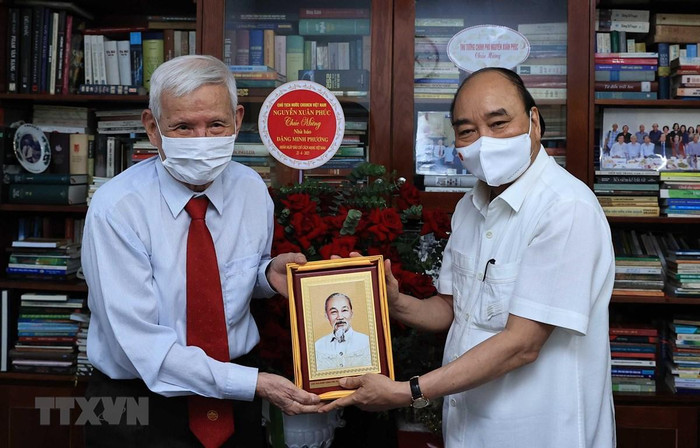 Chủ tịch nước Nguyễn Xuân Phúc thăm nhà báo Đặng Minh Phương. (Ảnh: Thống Nhất/TTXVN) Chủ tịch nước Nguyễn Xuân Phúc thăm nhà báo Đặng Minh Phương. (Ảnh: Thống Nhất/TTXVN)