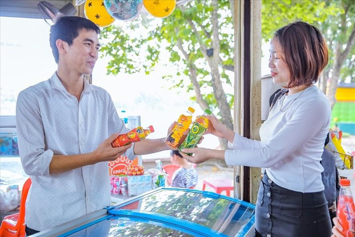 Người tiêu dùng háo hức lựa chọn các sản phẩm để giải khát và tham gia chương trình Xé ngay trúng liền (Hình tư liệu tháng 4/2021) Người tiêu dùng háo hức lựa chọn các sản phẩm để giải khát và tham gia chương trình Xé ngay trúng liền (Hình tư liệu tháng 4/2021)