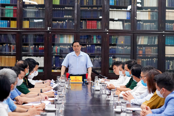 Làm việc tại Viện Vệ sinh dịch tễ Trung ương, Thủ tướng Phạm Minh Chính nhấn mạnh, phải tập trung cho việc chuyển giao công nghệ, nghiên cứu, sản xuất vaccine nói chung và trước mắt là vaccine COVID-19 càng sớm càng tốt, chậm nhất là tháng 6/2022 phải có vaccine COVID-19 sản xuất trong nước. (Ảnh: VGP/Nhật Bắc) Làm việc tại Viện Vệ sinh dịch tễ Trung ương, Thủ tướng Phạm Minh Chính nhấn mạnh, phải tập trung cho việc chuyển giao công nghệ, nghiên cứu, sản xuất vaccine nói chung và trước mắt là vaccine COVID-19 càng sớm càng tốt, chậm nhất là tháng 6/2022 phải có vaccine COVID-19 sản xuất trong nước. (Ảnh: VGP/Nhật Bắc)