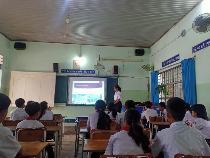 Học sinh tự tin thuyết trình trong giờ học Địa lý. Ảnh: Hữu Đức Học sinh tự tin thuyết trình trong giờ học Địa lý. Ảnh: Hữu Đức