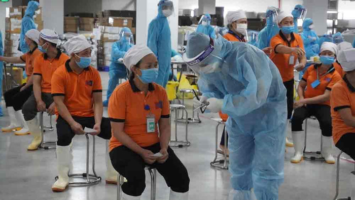 Lấy mẫu xét nghiệm cho công nhân tại Khu công nghiệp Quang Châu. Ảnh: Báo Bắc Giang Lấy mẫu xét nghiệm cho công nhân tại Khu công nghiệp Quang Châu. Ảnh: Báo Bắc Giang