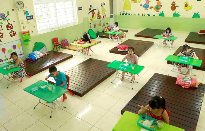 Bữa ăn của các em nhỏ trong khu cách ly. (Ảnh minh hoạ: Hoàng Hùng/TTXVN) Bữa ăn của các em nhỏ trong khu cách ly. (Ảnh minh hoạ: Hoàng Hùng/TTXVN)